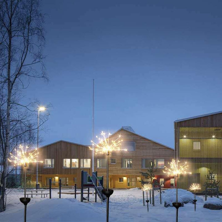 "Vattentät solfyverkerilampa för trädgård, belyser med glöd eller blink, monterad i trädgårdsgång för magisk atmosfär."