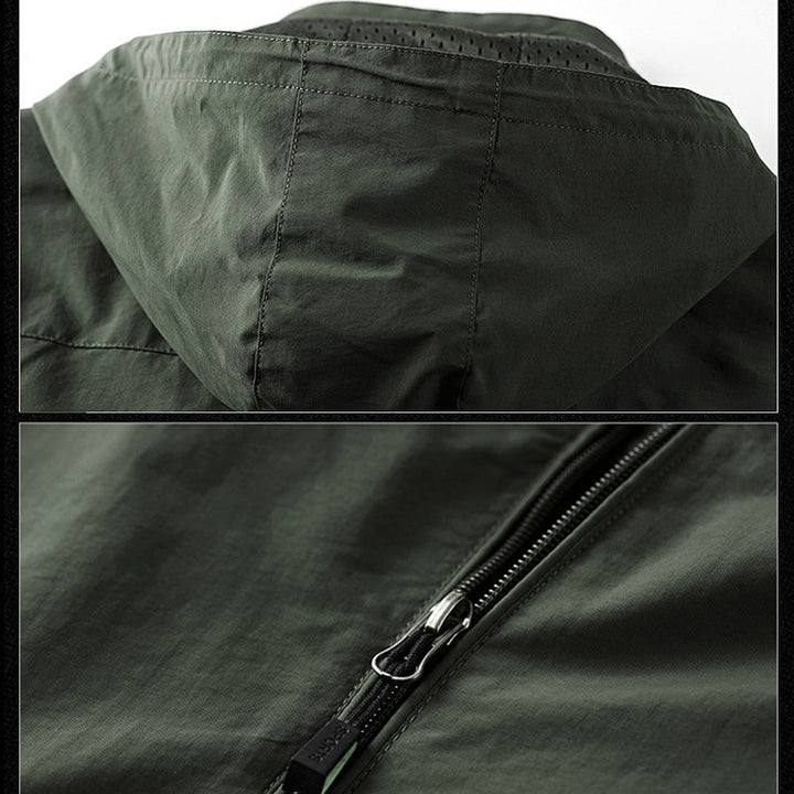 "Vattentät utomhus herrjacka i armégrönt, vindtät, med dragkedja och fickor, perfekt för äventyr i naturen."