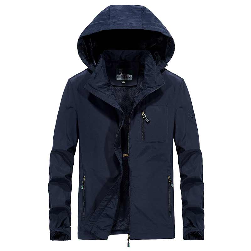 "Vattentät utomhus herrjacka i armégrönt, vindtät, med dragkedja och fickor, perfekt för äventyr i naturen."