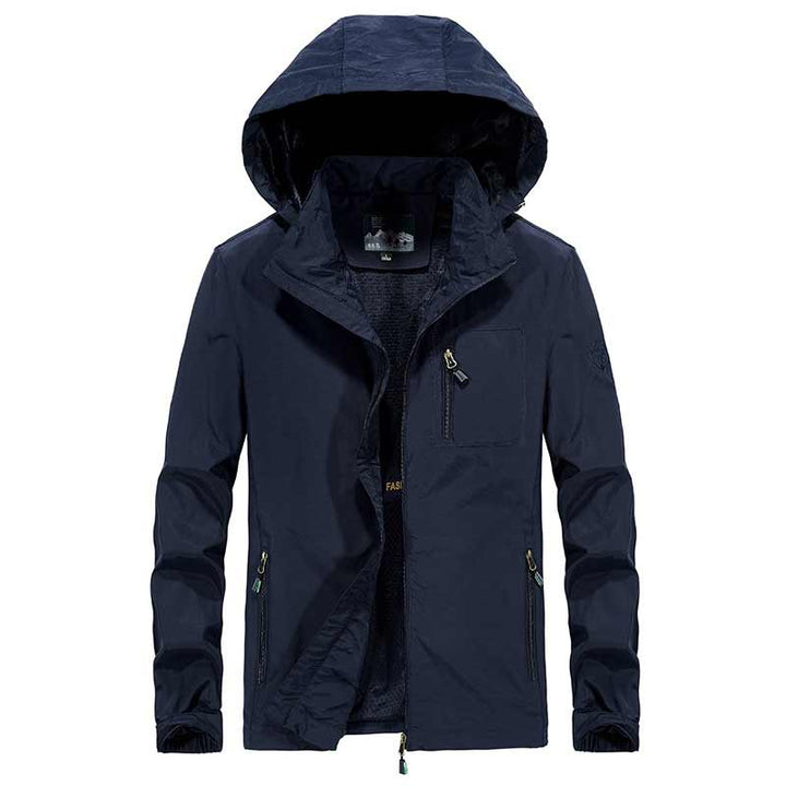 "Vattentät utomhus herrjacka i armégrönt, vindtät, med dragkedja och fickor, perfekt för äventyr i naturen."