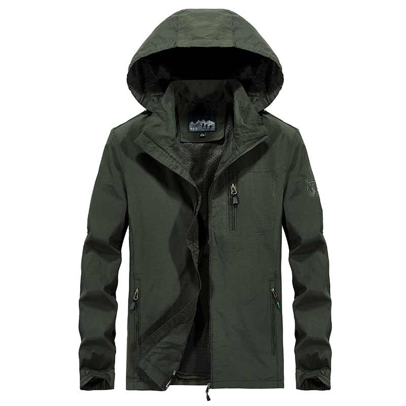 "Vattentät utomhus herrjacka i armégrönt, vindtät, med dragkedja och fickor, perfekt för äventyr i naturen."