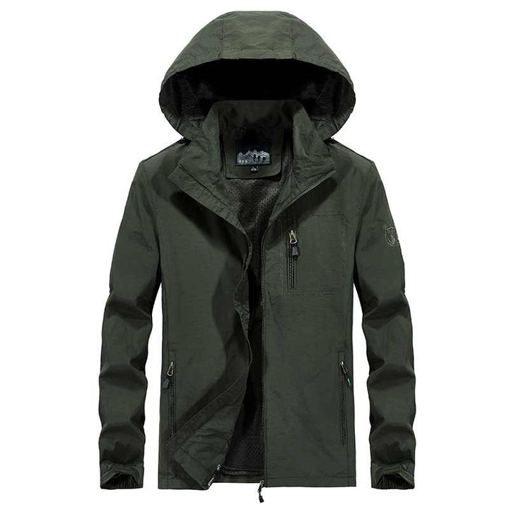 "Vattentät utomhus herrjacka i armégrönt, vindtät, med dragkedja och fickor, perfekt för äventyr i naturen."