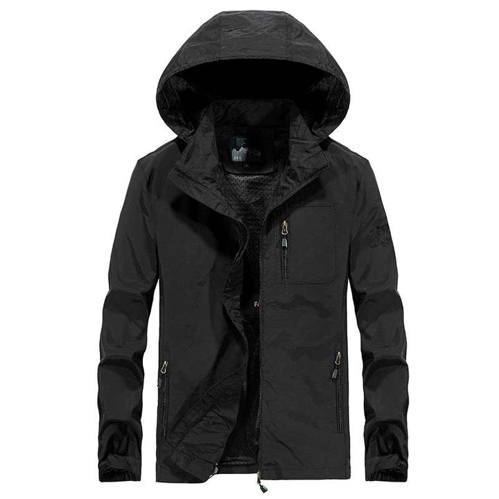 "Vattentät utomhus herrjacka i armégrönt, vindtät, med dragkedja och fickor, perfekt för äventyr i naturen."