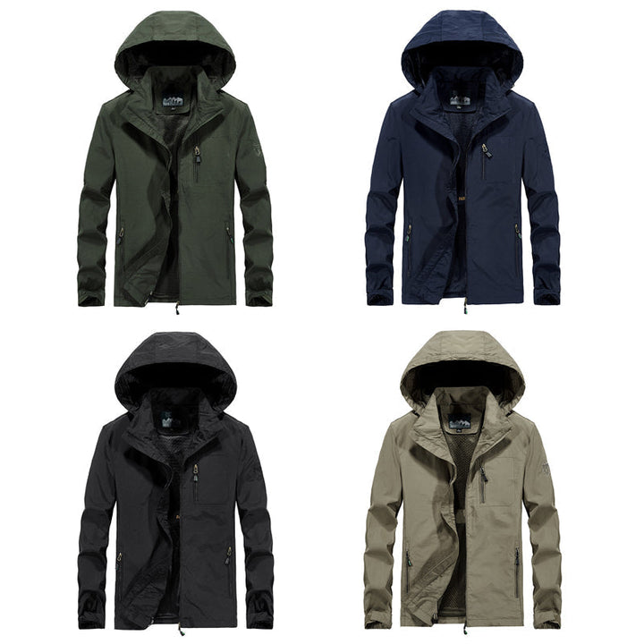 "Vattentät utomhus herrjacka i armégrönt, vindtät, med dragkedja och fickor, perfekt för äventyr i naturen."