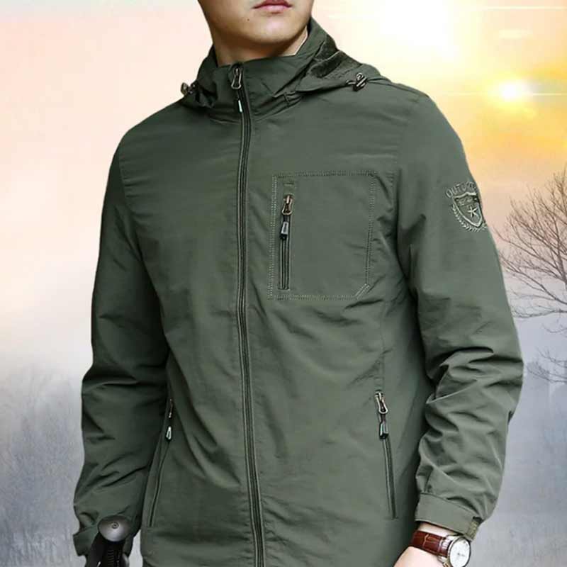 "Vattentät utomhus herrjacka i armégrönt, vindtät, med dragkedja och fickor, perfekt för äventyr i naturen."