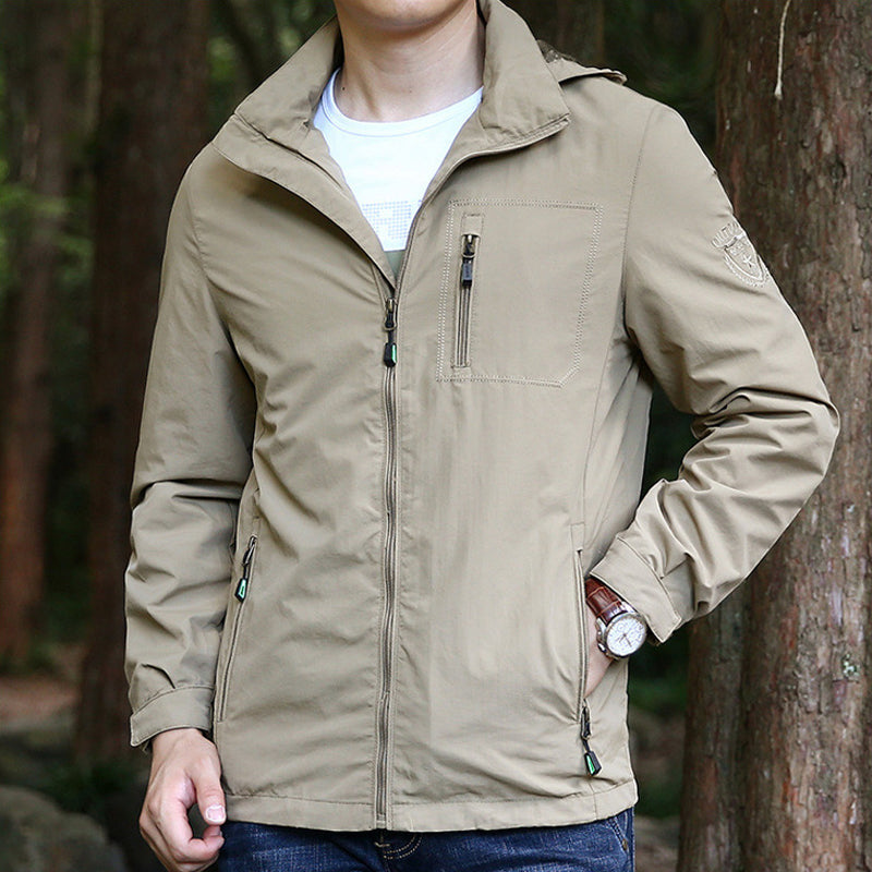 "Vattentät utomhus herrjacka i armégrönt, vindtät, med dragkedja och fickor, perfekt för äventyr i naturen."