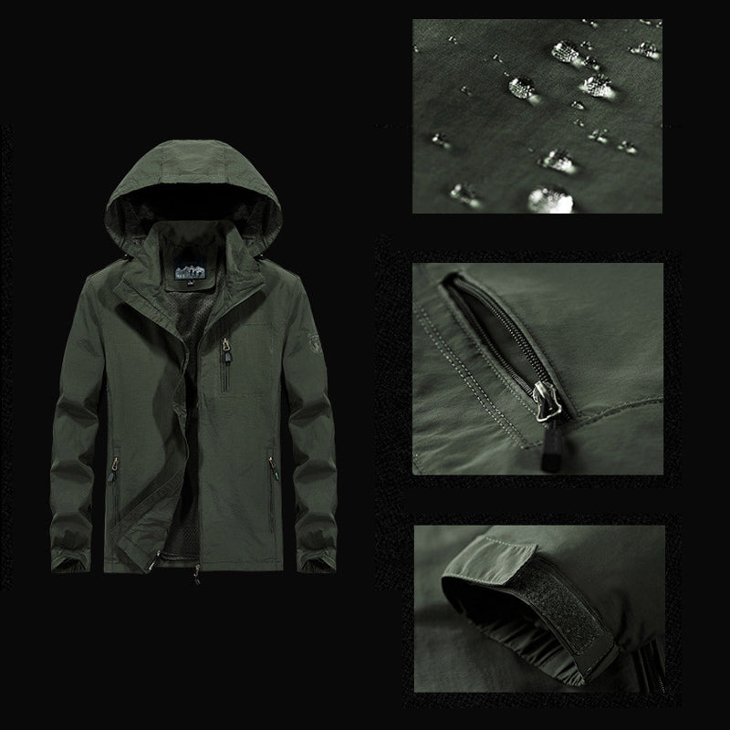 "Vattentät utomhus herrjacka i armégrönt, vindtät, med dragkedja och fickor, perfekt för äventyr i naturen."