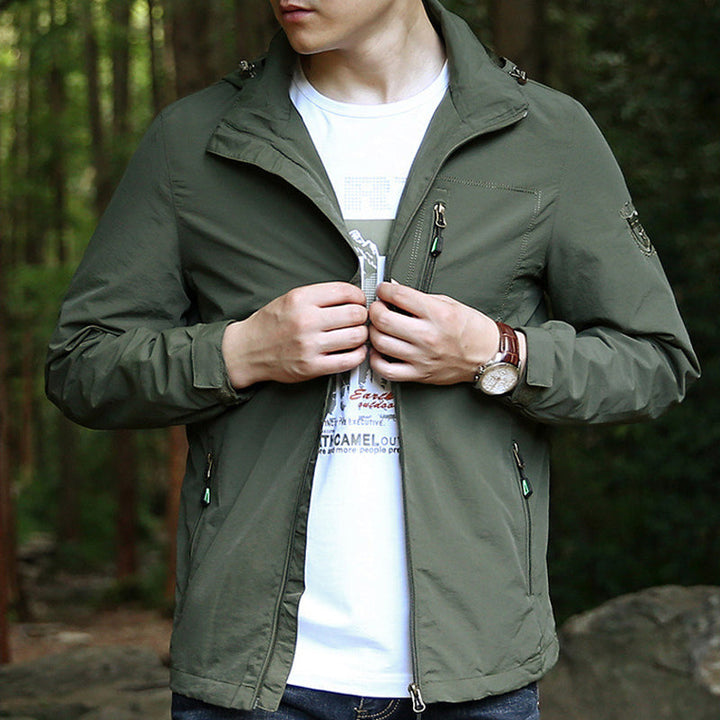"Vattentät utomhus herrjacka i armégrönt, vindtät, med dragkedja och fickor, perfekt för äventyr i naturen."