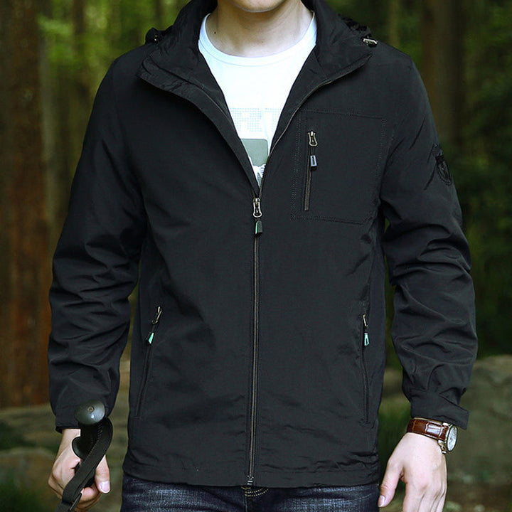 "Vattentät utomhus herrjacka i armégrönt, vindtät, med dragkedja och fickor, perfekt för äventyr i naturen."