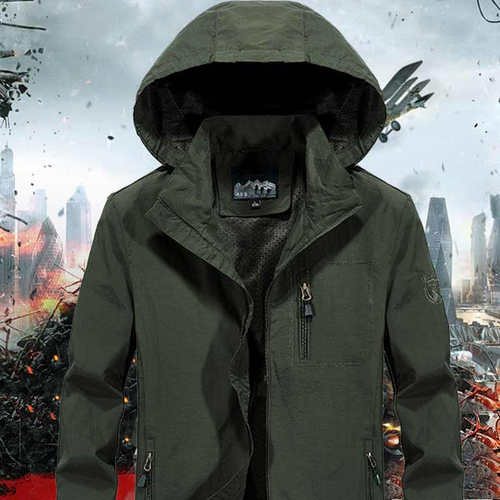"Vattentät utomhus herrjacka i armégrönt, vindtät, med dragkedja och fickor, perfekt för äventyr i naturen."