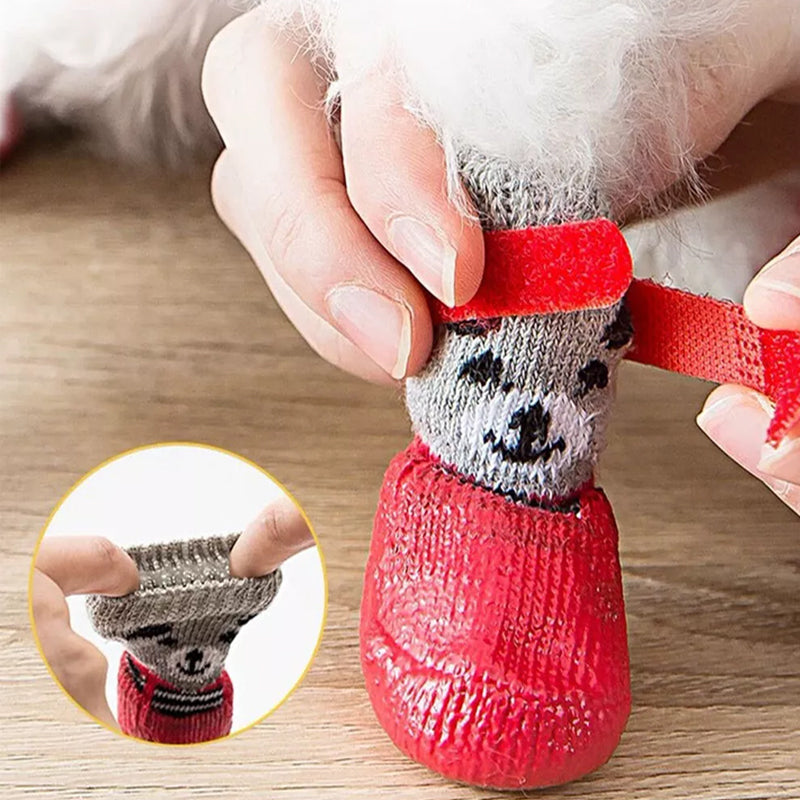 "Vattentäta halkfria hundskor i flera färger, andningsbara med halkfri sula, ger skydd och stil åt husdjurens tassar."