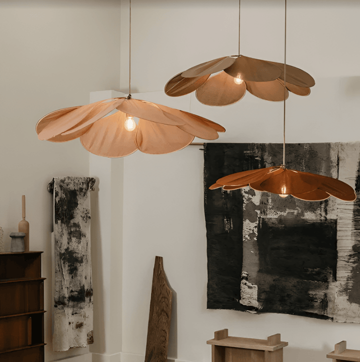 Vintage blommig taklampa i tyg. Hängande lampa med mjukt ljus.