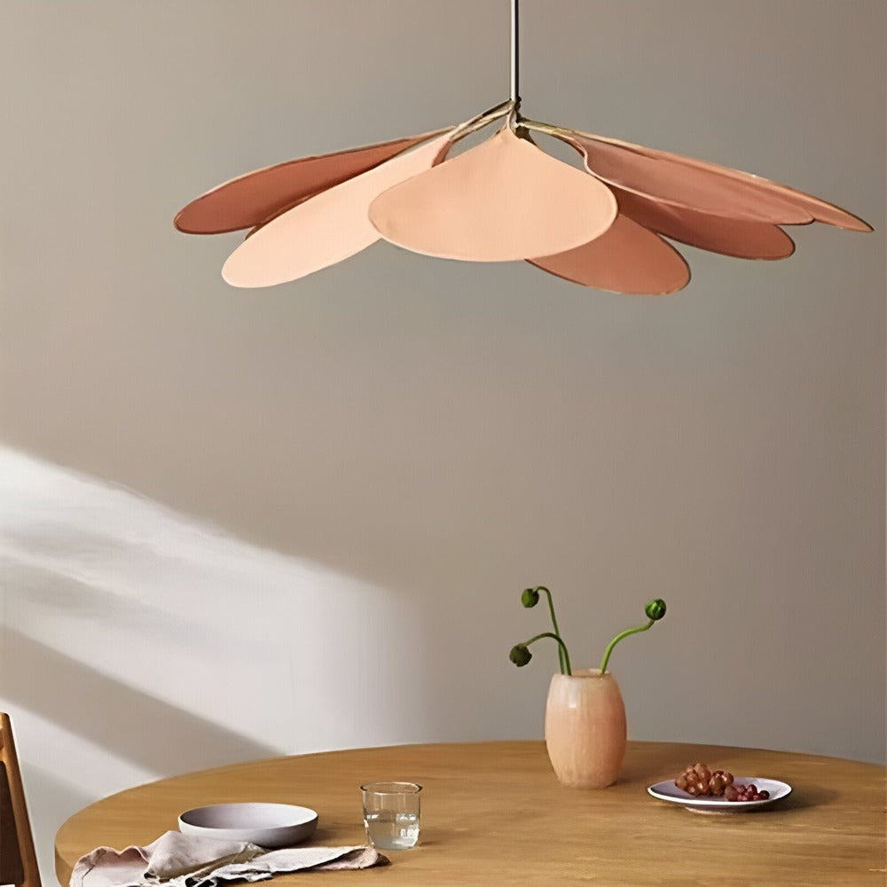 Vintage blommig taklampa i tyg. Hängande lampa med mjukt ljus.