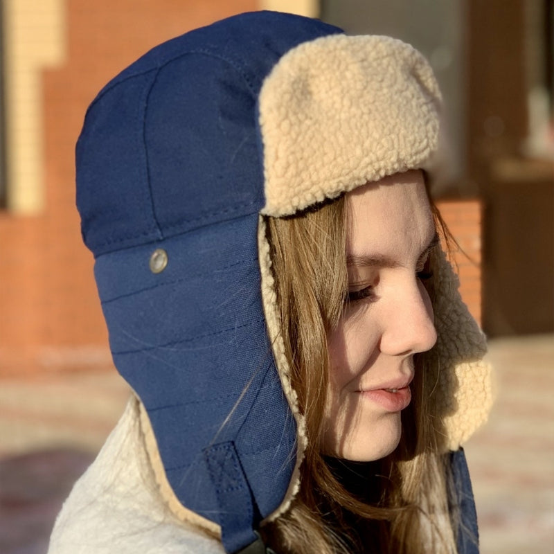 Vintermössa i fleece med öronskydd för herr och dam, varm och trendig, finns i brun, grön, marinblå och svart.