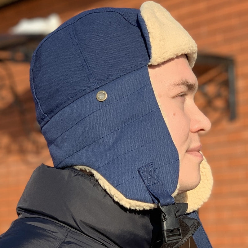 Vintermössa i fleece med öronskydd för herr och dam, varm och trendig, finns i brun, grön, marinblå och svart.