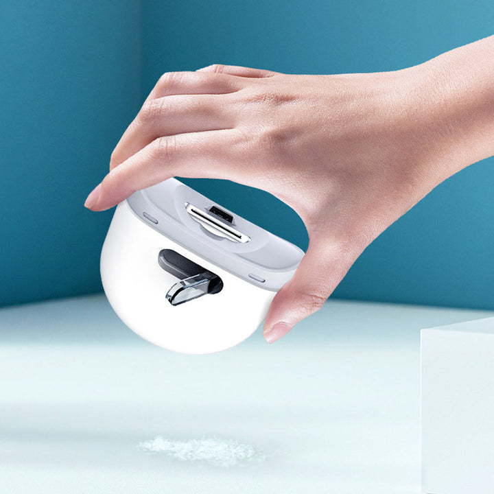 "Vit elektrisk automatisk nagelklippare med smidig design, precisionsskärhuvud och extrabelysning för säker nagelvård."