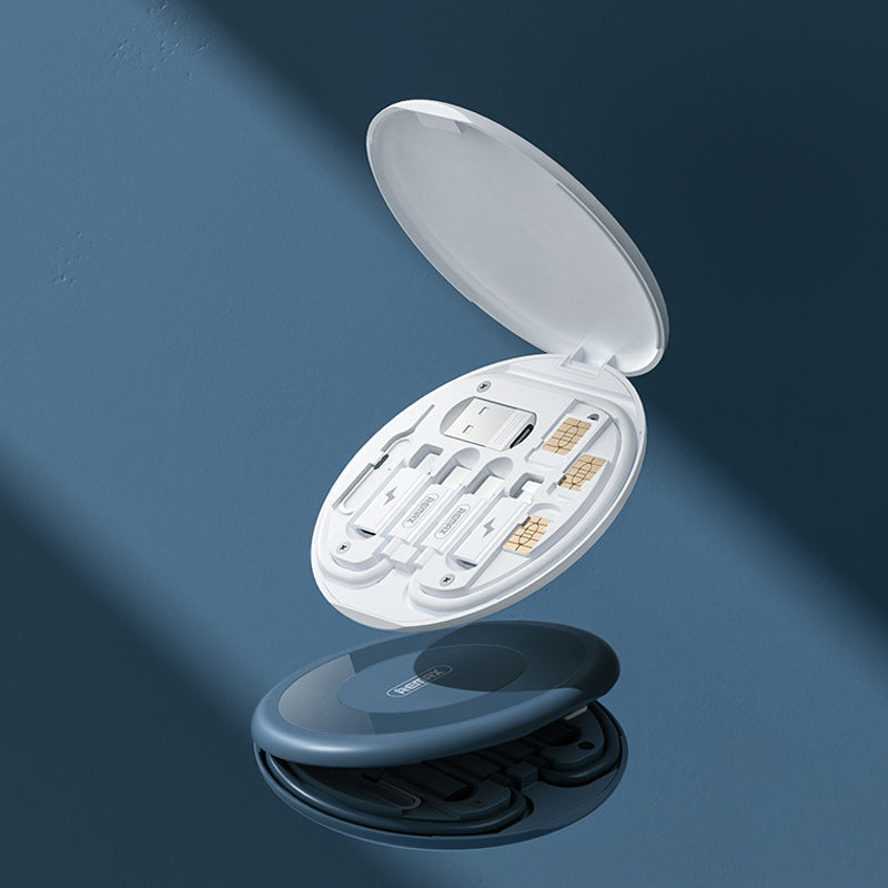 "Vit och blå mini multifunktionell förvaringsbox för digitala prylar med flera kablar och inbyggt telefonställ."